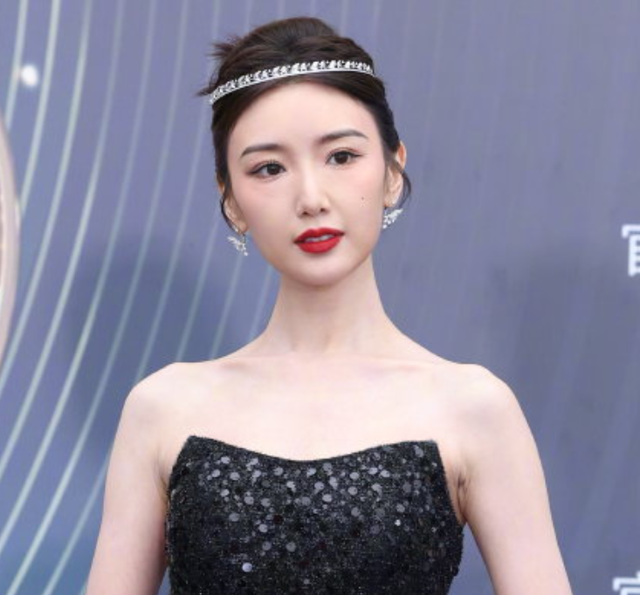 电影之夜红毯生图：刘亦菲高定裙显胖，李冰冰状态佳，王一博帅气休闲区蓝鸢梦想 - Www.slyday.coM