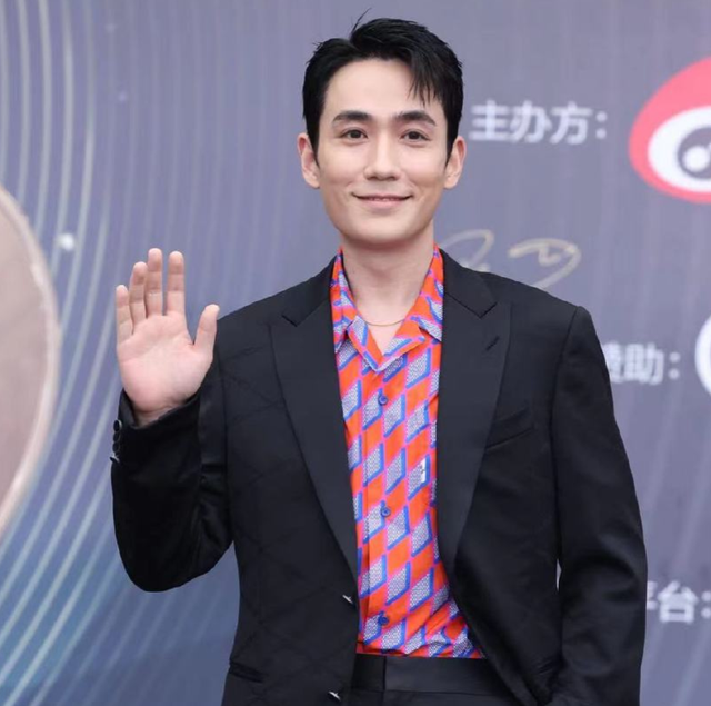 电影之夜红毯生图：刘亦菲高定裙显胖，李冰冰状态佳，王一博帅气休闲区蓝鸢梦想 - Www.slyday.coM