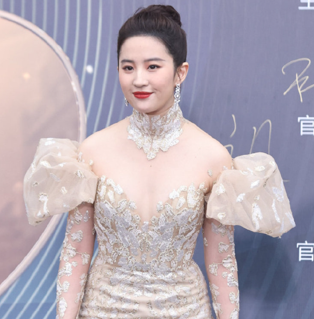 电影之夜红毯生图：刘亦菲高定裙显胖，李冰冰状态佳，王一博帅气休闲区蓝鸢梦想 - Www.slyday.coM