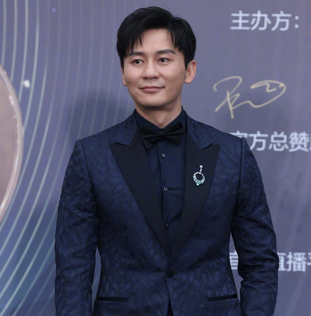 电影之夜红毯生图：刘亦菲高定裙显胖，李冰冰状态佳，王一博帅气休闲区蓝鸢梦想 - Www.slyday.coM