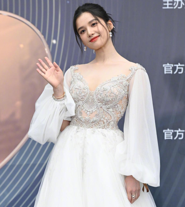 电影之夜红毯生图：刘亦菲高定裙显胖，李冰冰状态佳，王一博帅气休闲区蓝鸢梦想 - Www.slyday.coM