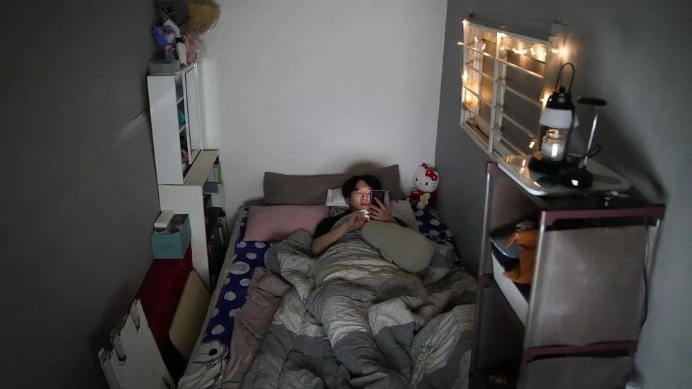首尔暴雨一家三口住地下室遇难！30万住地下室的韩国人，是一幕幕现实版的"寄生虫"...休闲区蓝鸢梦想 - Www.slyday.coM