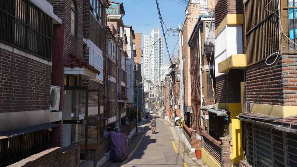 首尔暴雨一家三口住地下室遇难！30万住地下室的韩国人，是一幕幕现实版的"寄生虫"...休闲区蓝鸢梦想 - Www.slyday.coM