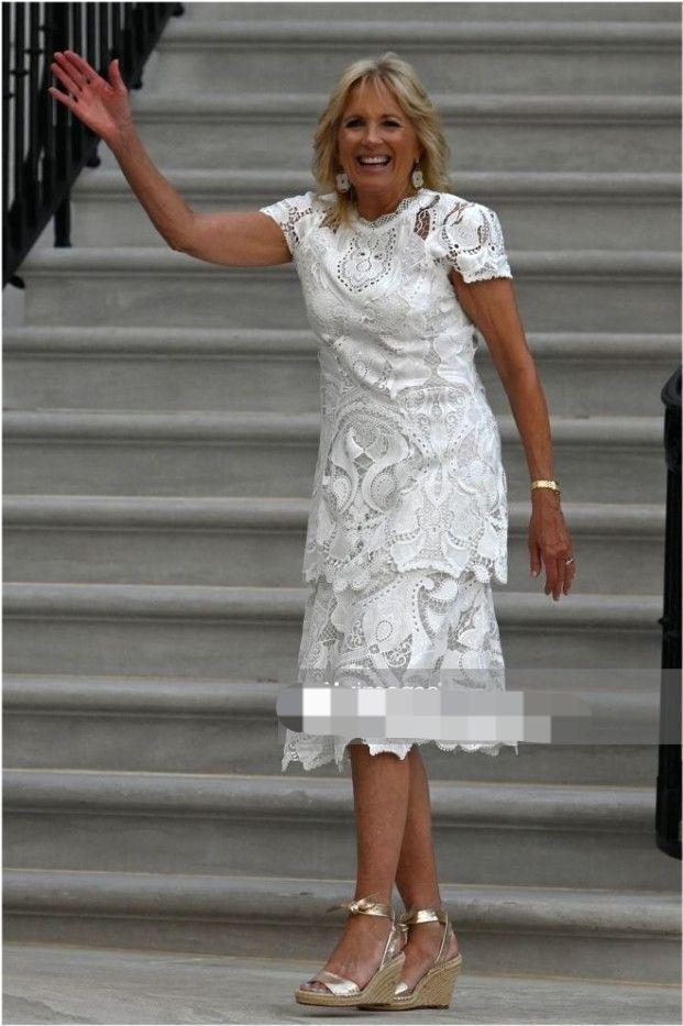 美国第一夫人又扮嫩71岁穿背心换娃娃裙膝盖皱巴巴暴露年龄