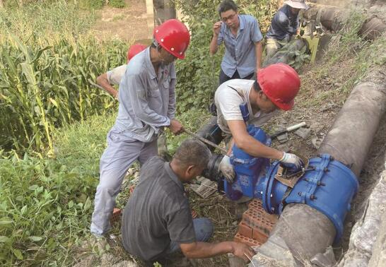 在丹徒区高资街道,当地宏顺热电,鹤林水泥,镇江电厂等企业纷纷伸出援