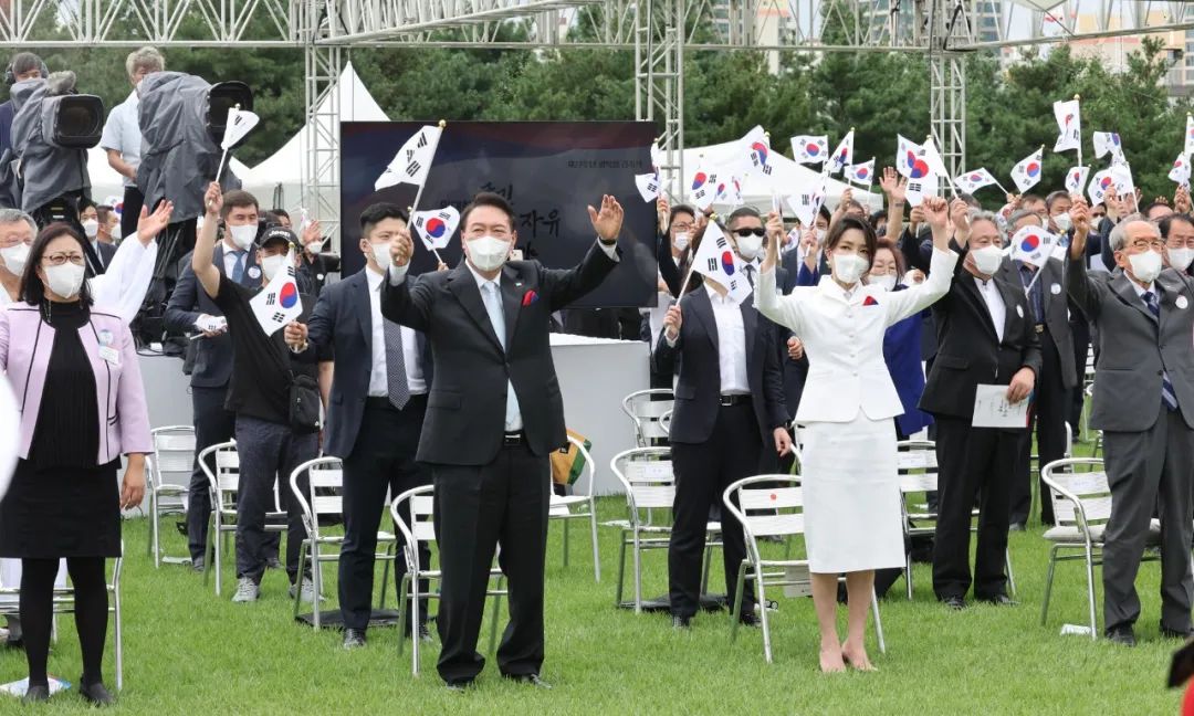 当地时间2022年8月15日，韩国首尔，韩国庆祝“八一五”光复节，在龙山总统府前坪，韩国总统尹锡悦出席光复节77周年纪念仪式并发表讲话。