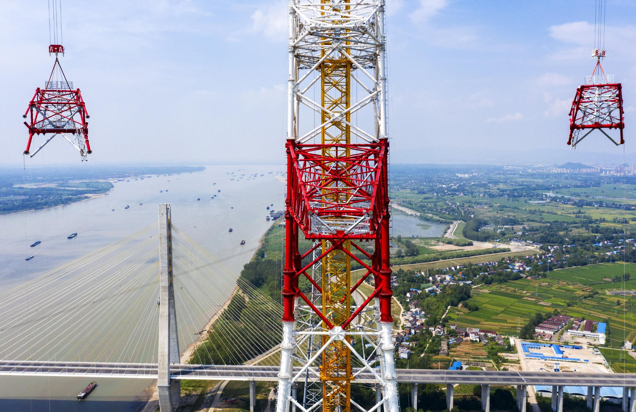 白鹤滩浙江特高压直流输电工程安徽段长江跨越塔全部组立完成