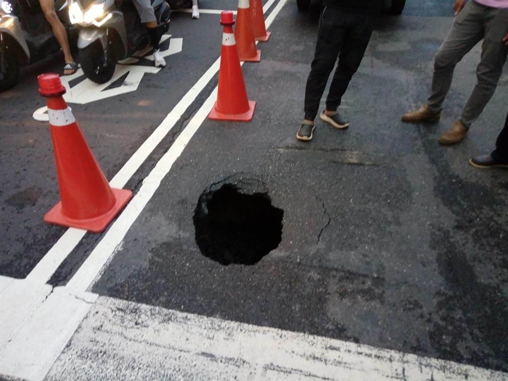 台南市南区马路突然塌陷坑洞。 图片来源:台湾“中时新闻网”