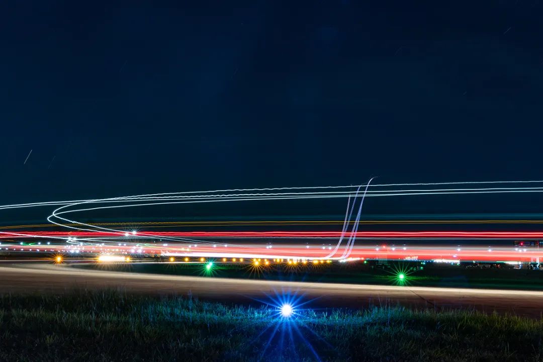 现场视频！南部战区战机深夜空战对抗训练休闲区蓝鸢梦想 - Www.slyday.coM