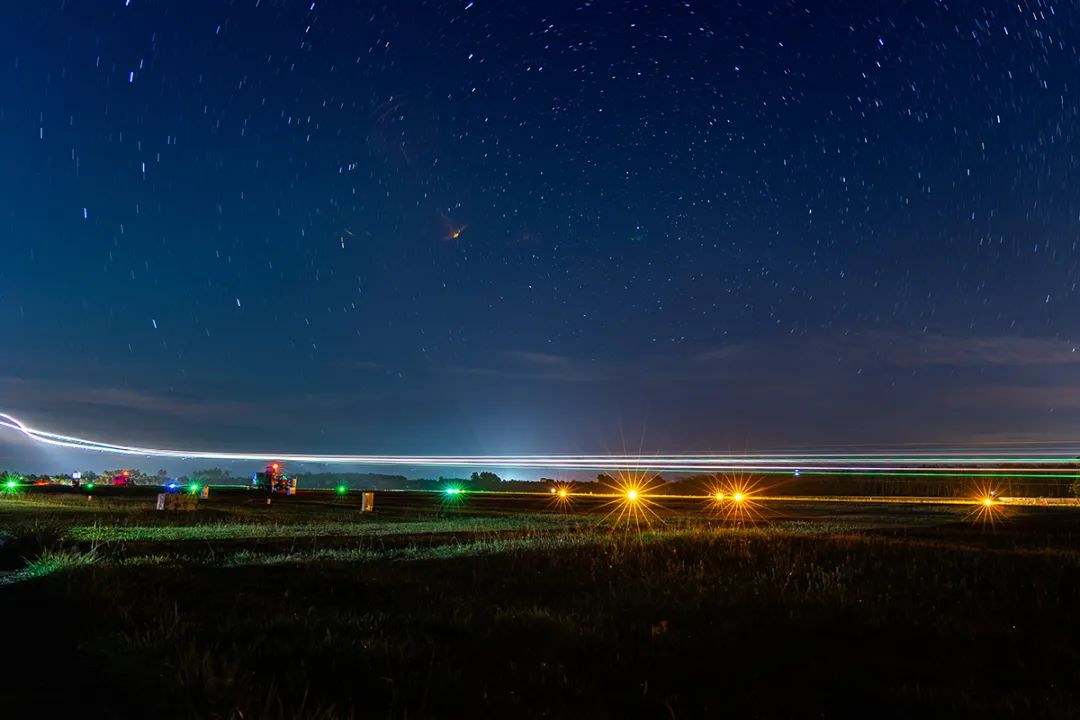 现场视频！南部战区战机深夜空战对抗训练休闲区蓝鸢梦想 - Www.slyday.coM