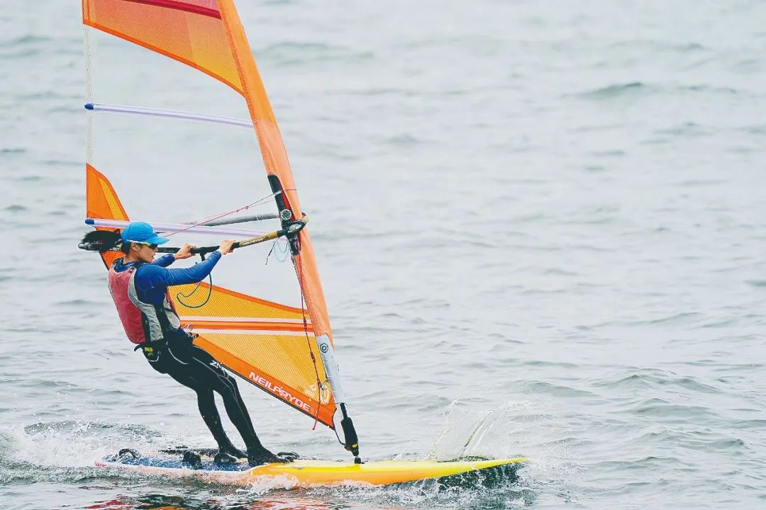 毕焜在帆板男子帆板rs:x级比赛中获得一枚宝贵