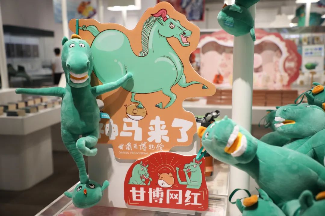 在甘肃省博物馆文创商店，游客挑选玩偶 马希平 摄