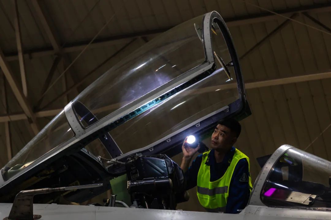 现场视频！南部战区战机深夜空战对抗训练休闲区蓝鸢梦想 - Www.slyday.coM