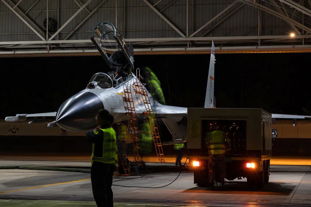 现场视频！南部战区战机深夜空战对抗训练休闲区蓝鸢梦想 - Www.slyday.coM