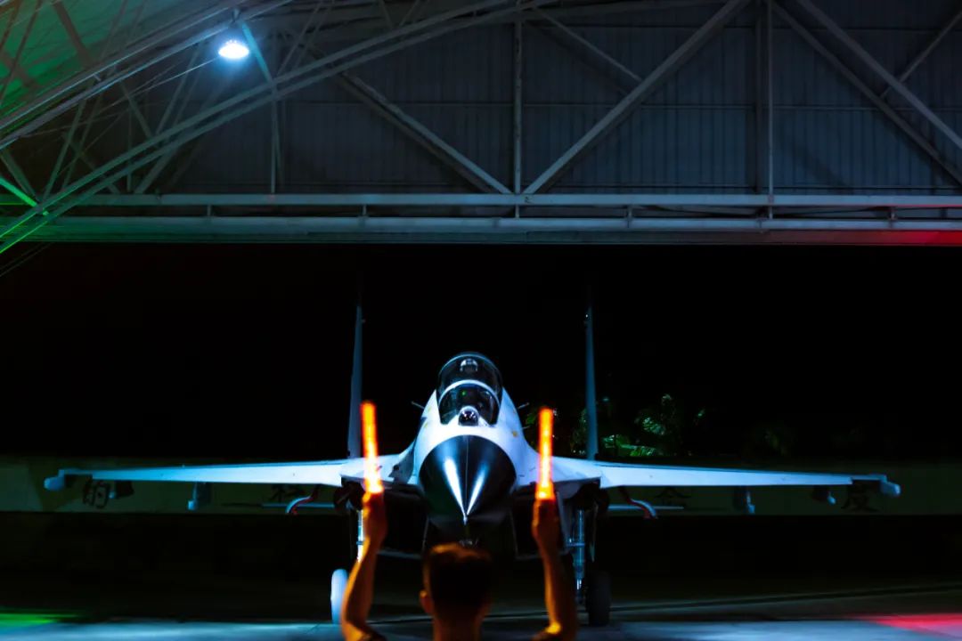 现场视频！南部战区战机深夜空战对抗训练休闲区蓝鸢梦想 - Www.slyday.coM