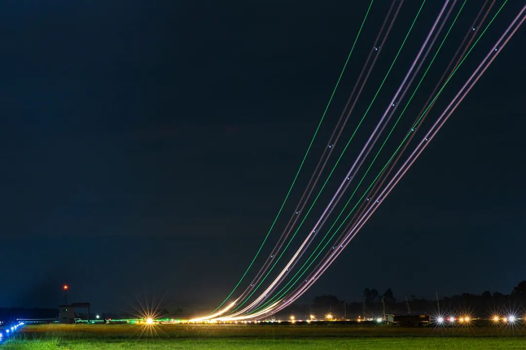 现场视频！南部战区战机深夜空战对抗训练休闲区蓝鸢梦想 - Www.slyday.coM