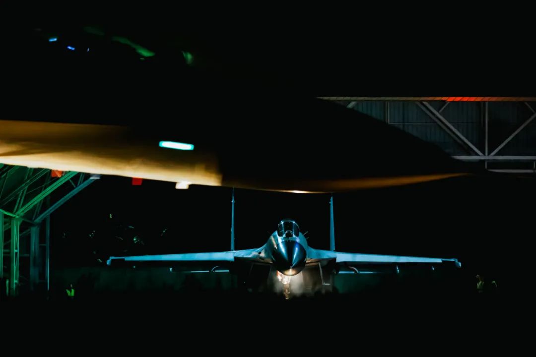 现场视频！南部战区战机深夜空战对抗训练休闲区蓝鸢梦想 - Www.slyday.coM