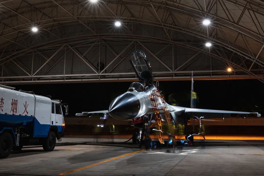 现场视频！南部战区战机深夜空战对抗训练休闲区蓝鸢梦想 - Www.slyday.coM