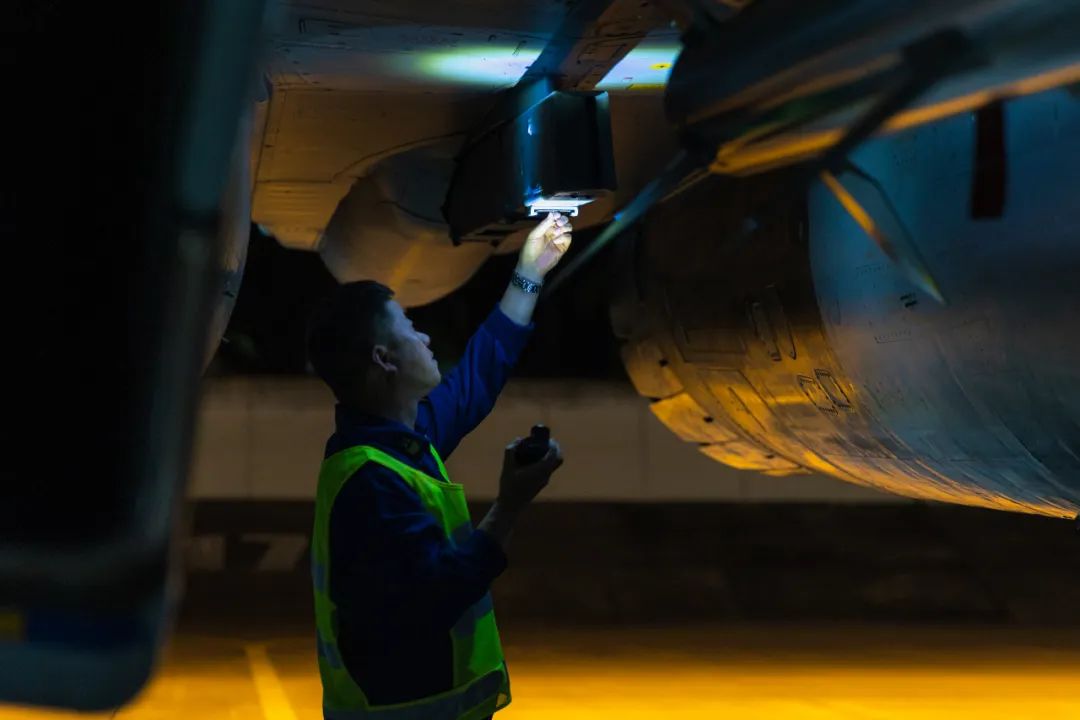 现场视频！南部战区战机深夜空战对抗训练休闲区蓝鸢梦想 - Www.slyday.coM