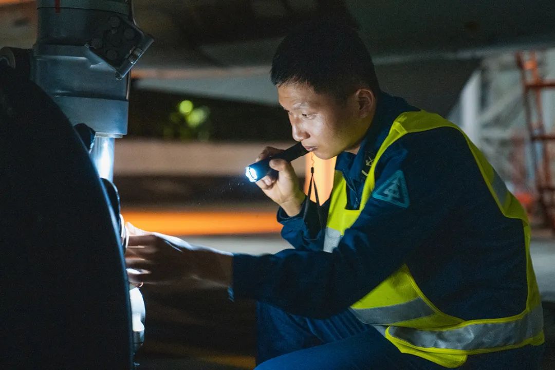 现场视频！南部战区战机深夜空战对抗训练休闲区蓝鸢梦想 - Www.slyday.coM