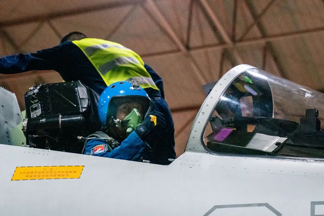 现场视频！南部战区战机深夜空战对抗训练休闲区蓝鸢梦想 - Www.slyday.coM