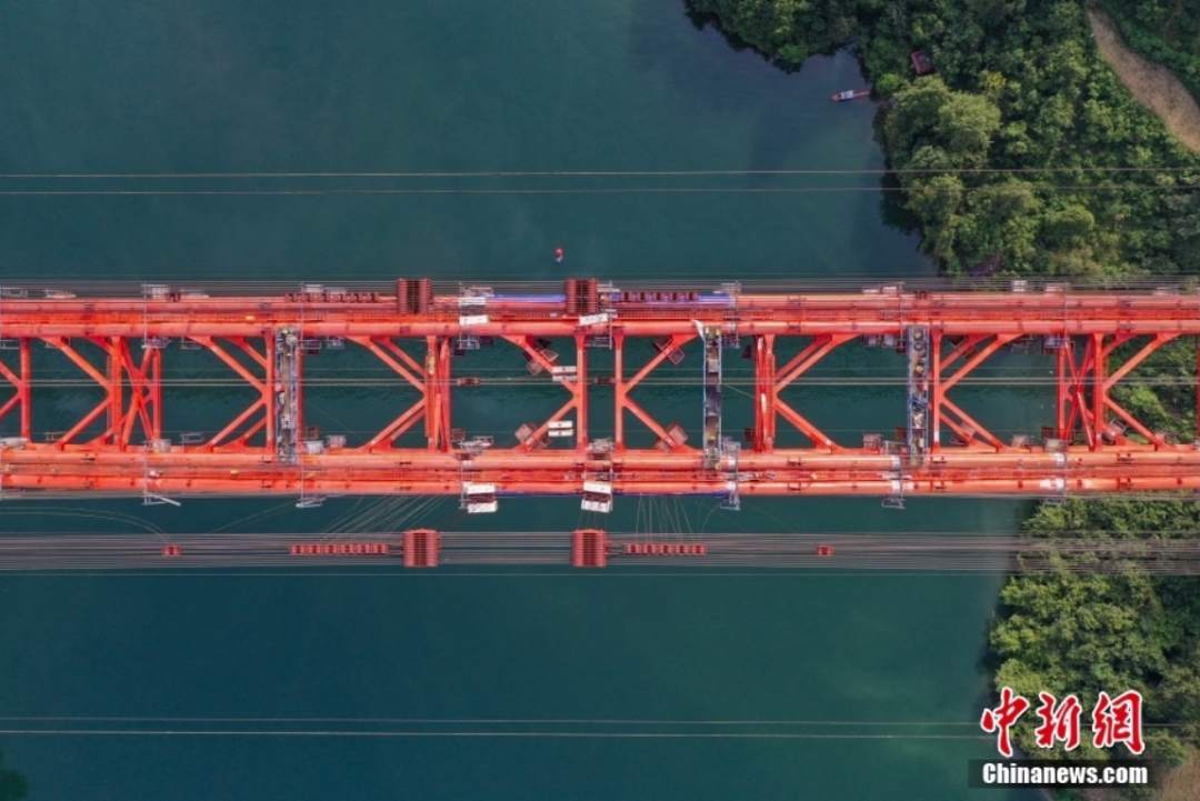 世界最大跨径上承式钢管混凝土拱桥主拱合龙