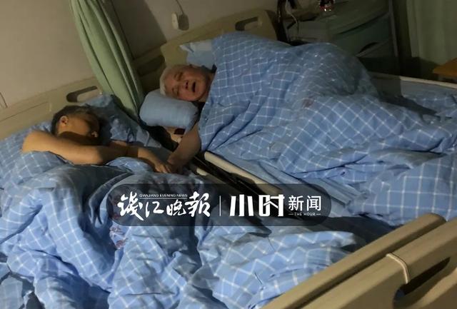 宁波护士拍下催泪一幕，八旬夫妻牵手共眠：拉着她的手，她放心，我安心休闲区蓝鸢梦想 - Www.slyday.coM