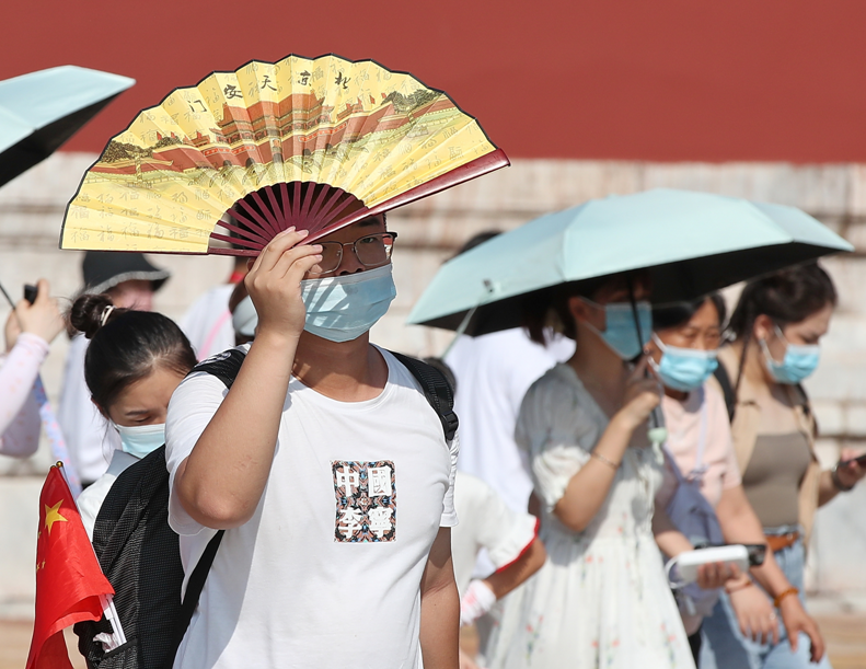 8月5日，游客在北京故宫博物院冒酷暑参观。