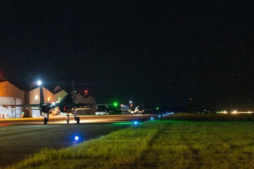 现场视频！南部战区战机深夜空战对抗训练休闲区蓝鸢梦想 - Www.slyday.coM