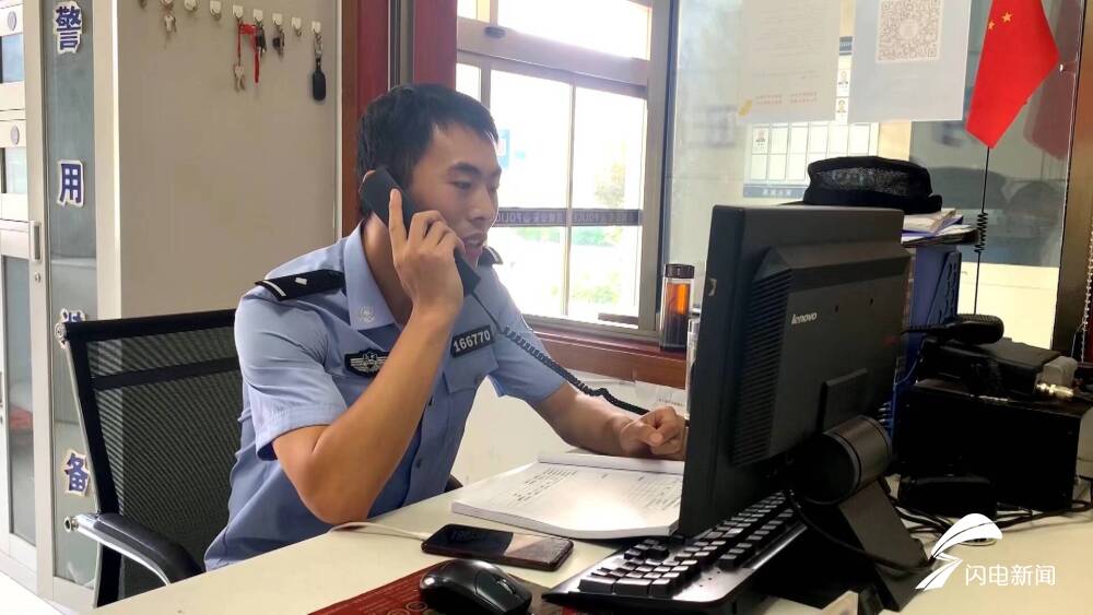 暖心！ 八旬老人走失 德州民警冒雨背她回家