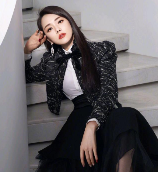 伊能静晒和儿子庾恩利合照,一身长裙身材优越,与儿子酷似姐弟|伊能静|儿子|姐弟_新浪新闻