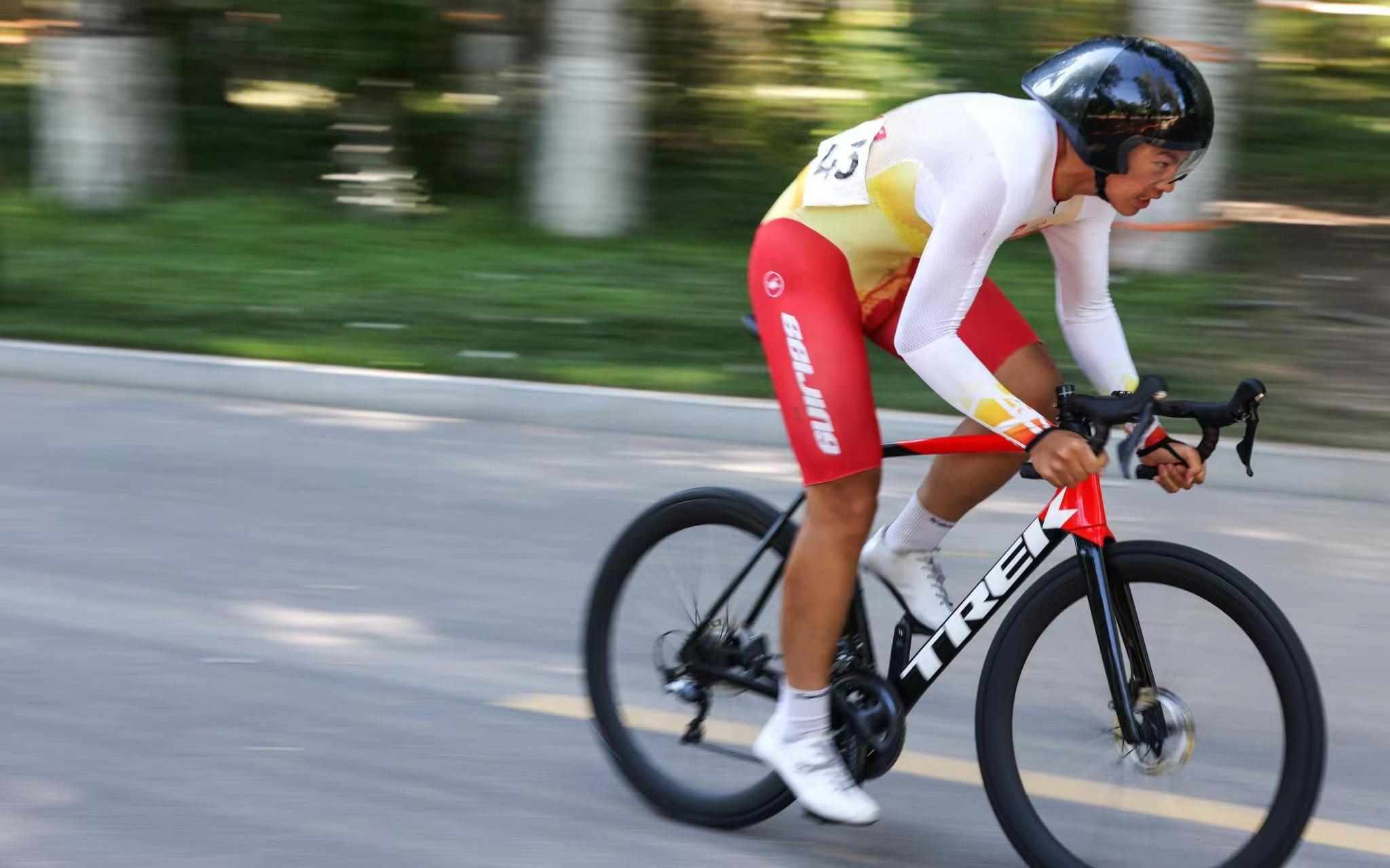 运动员在比赛中奋力冲刺.&nbsp; 北京市体育局供图