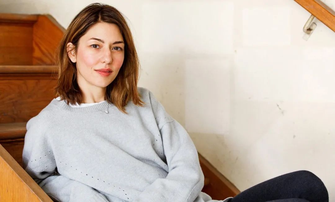 编辑更喜欢跨世纪后的索菲亚·科波拉,作品逐渐被认可,衣着风格也同步