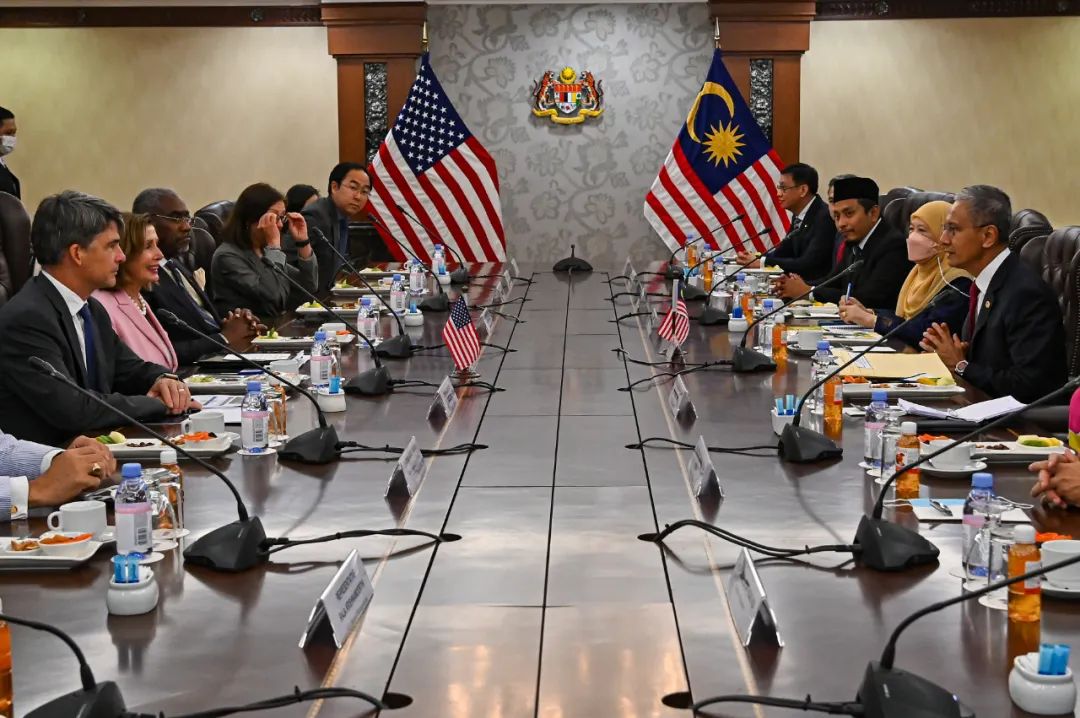 ▲8月2日，马来西亚吉隆坡，美国国会众议院议长佩洛西与马来西亚国会下议院议长爱资哈尔进行会晤。图/IC photo