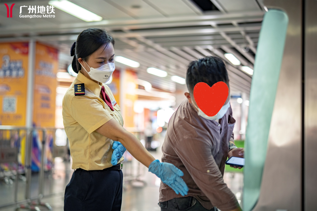 广州好人里多了一个曾在地铁站台帮忙接生的她