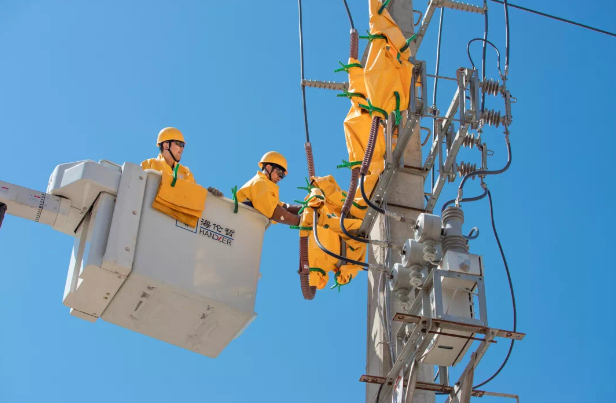 国网四川电力员工在10千伏线路处理刀闸发热缺陷 国网四川电力供图
