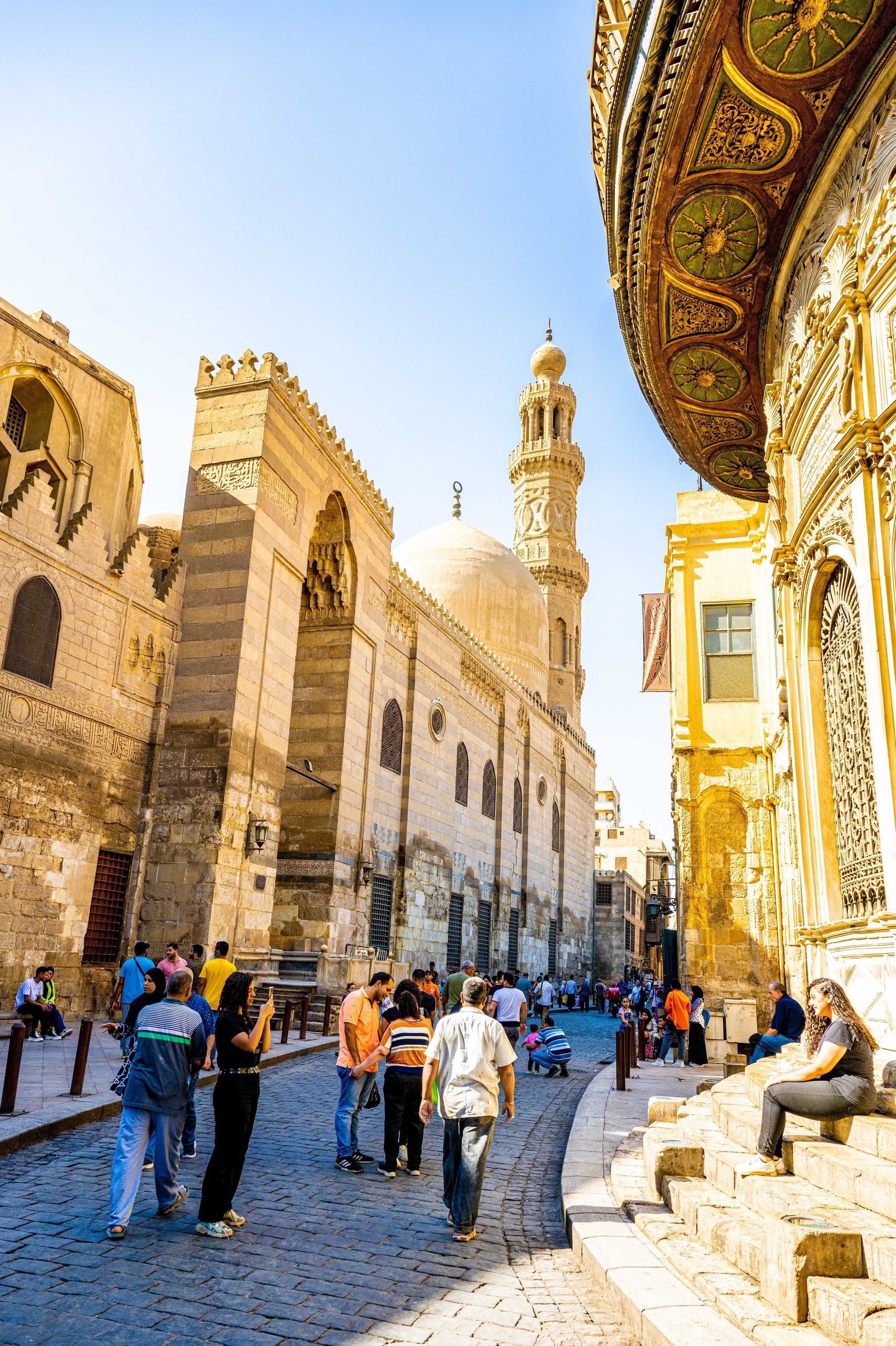 为缓解经济困境,埃及关闭城市深夜照明,控制商场空调温度