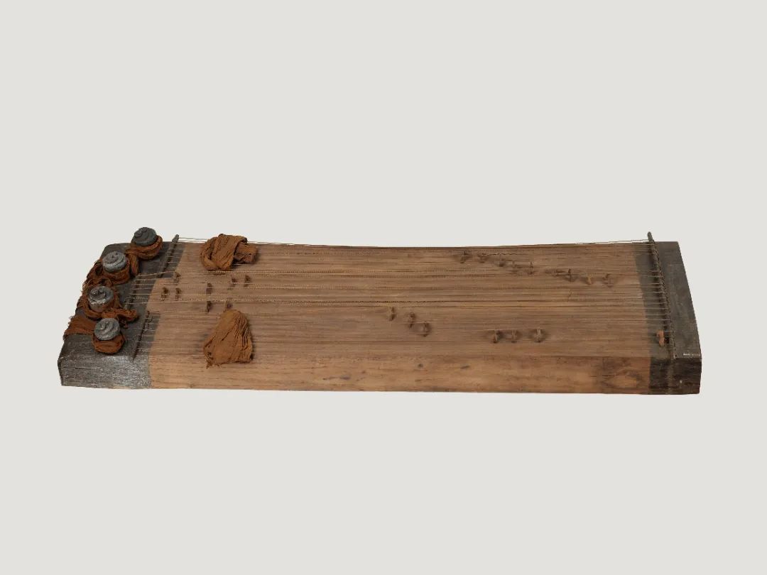 西汉 二十五弦瑟(展出为复制品)&nbsp;材质:木&nbsp;湖南博物院藏