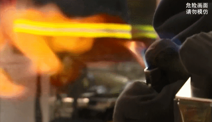 男子车上点烟，居然引发爆燃！休闲区蓝鸢梦想 - Www.slyday.coM