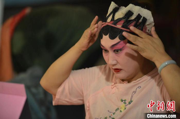 鹿泉丝弦剧团演员精心装扮. 韩冰 摄