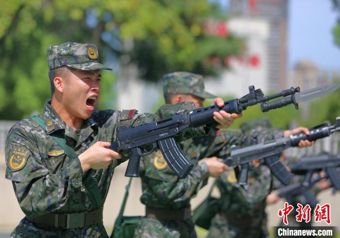 高温"热浪"下 武警官兵紧贴实战练兵忙