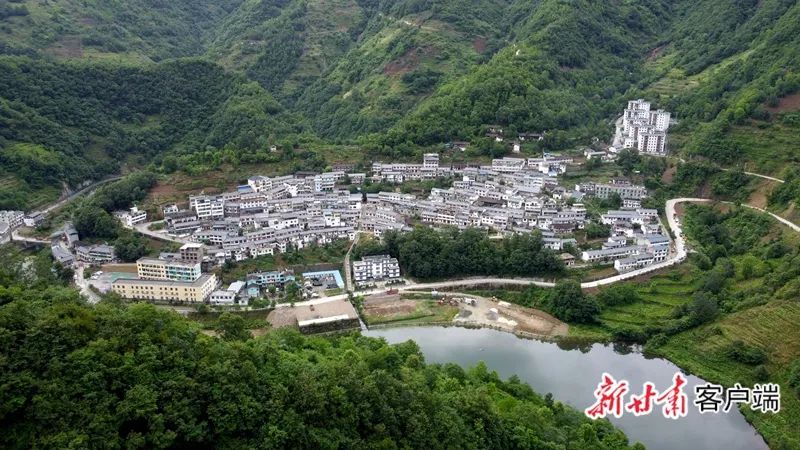 青山环绕的武都区裕河镇.新甘肃·甘肃日报记者 刘健 摄(组图)