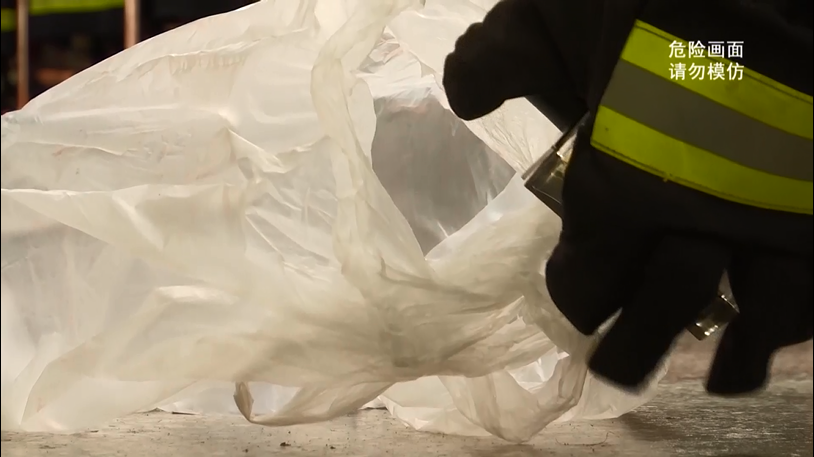 男子车上点烟，居然引发爆燃！休闲区蓝鸢梦想 - Www.slyday.coM