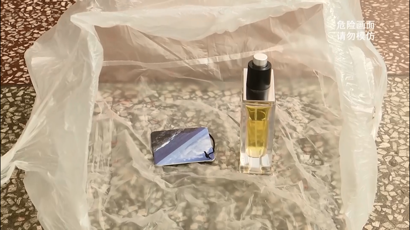 男子车上点烟，居然引发爆燃！休闲区蓝鸢梦想 - Www.slyday.coM