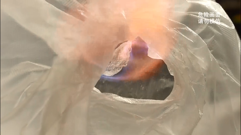 男子车上点烟，居然引发爆燃！休闲区蓝鸢梦想 - Www.slyday.coM