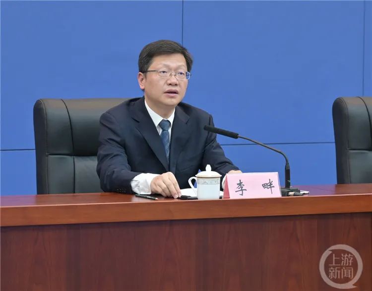 发布会上,市卫生健康委副主任李畔通报最新疫情情况.