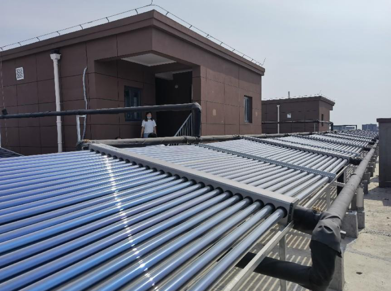 临空区安置房屋顶布置的太阳能光热系统。新京报贝壳财经记者 白华兵 摄