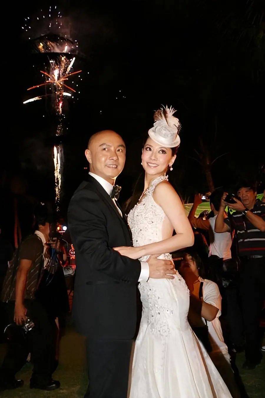 18位来内地娶妻的中老年港星,娶富婆买豪宅,比妻子大40岁_方敏仪