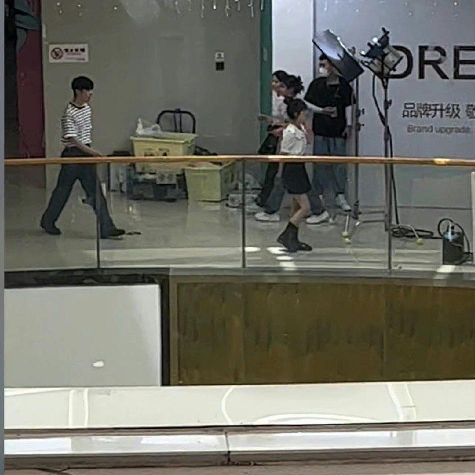 《偷偷藏不住》流出,赵露思陈哲远露面,网友热议休闲区蓝鸢梦想 - Www.slyday.coM 《偷偷藏不住》流出,赵露思陈哲远露面,网友热议休闲区蓝鸢梦想 - Www.slyday.coM