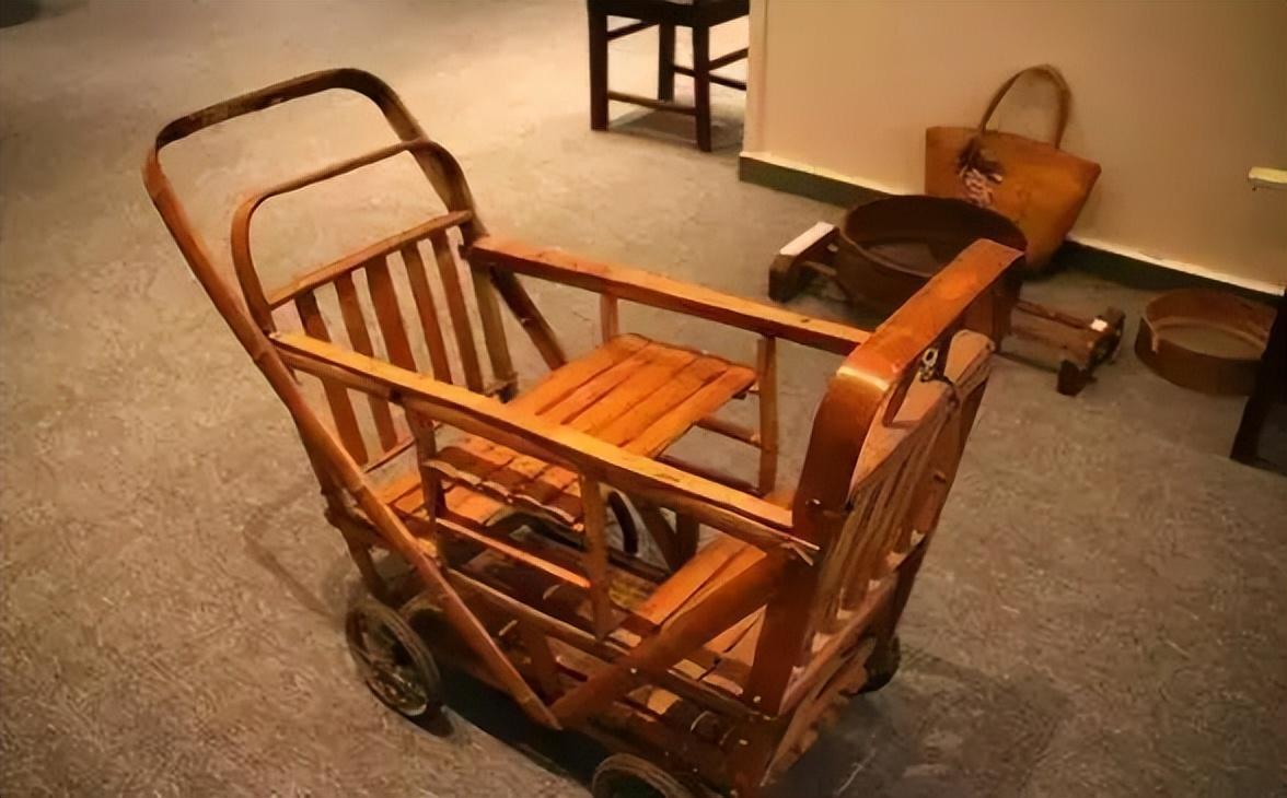 在那个年头,家里有这种婴儿车的,准是大户人家,条件不一般.